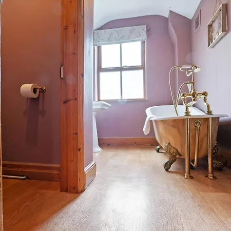 Pass The Keys 72 Lawrence Street Beautiful, Rustic 3-bed In Nyaraló