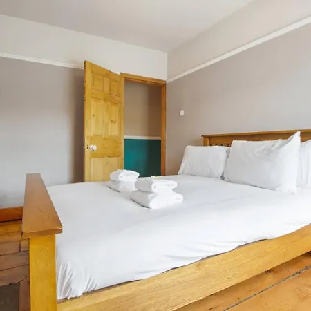Pass The Keys 72 Lawrence Street Beautiful, Rustic 3-bed In